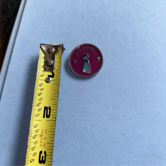 100% Authentic Chanel keyhole button magenta - Picture 6 of 6